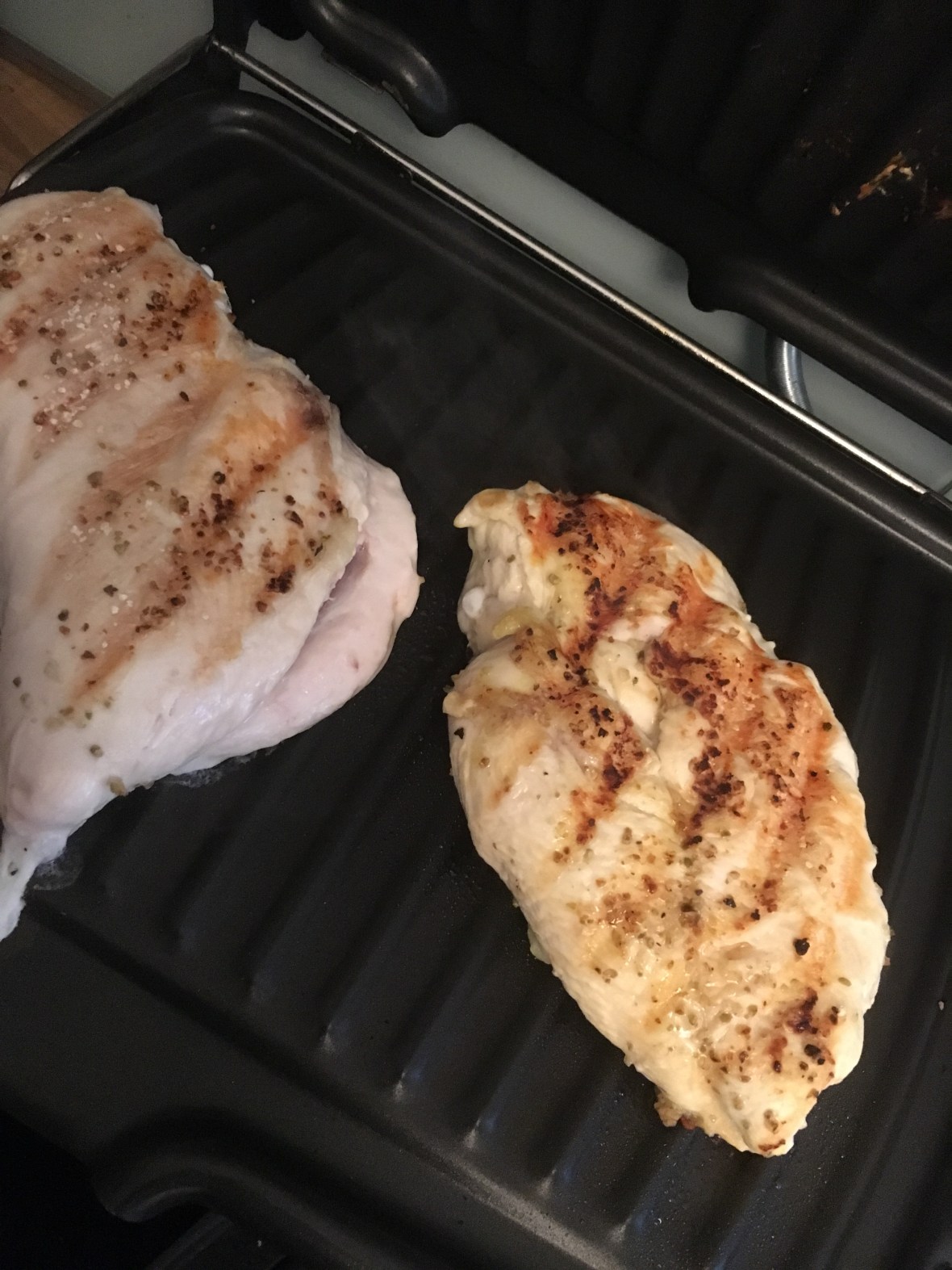 Das Hühnchen vom Markt kam fettarm daher. Diesen Kontaktgrill benutze ich meist nur für gefüllte Focaccia oder Sandwiches, aber er ist wirklich ideal zum fettfreien Grillen.